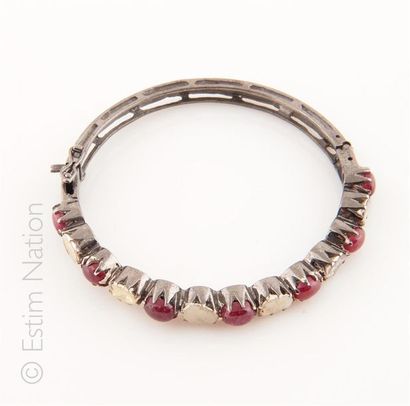 BRACELET RUBIS DIAMANTS
Bracelet jonc en...