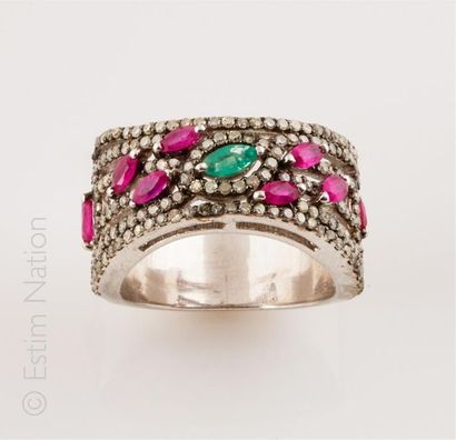 BAGUE DIAMANTS RUBIS EMERAUDES 
Bague en...