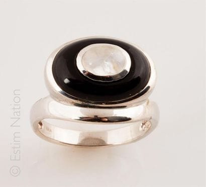 BAGUE ONYX PIERRE DE LUNE 
Bague en argent...