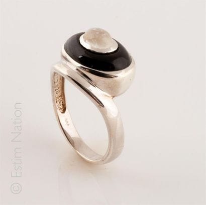 BAGUE ONYX PIERRE DE LUNE 
Bague en argent...