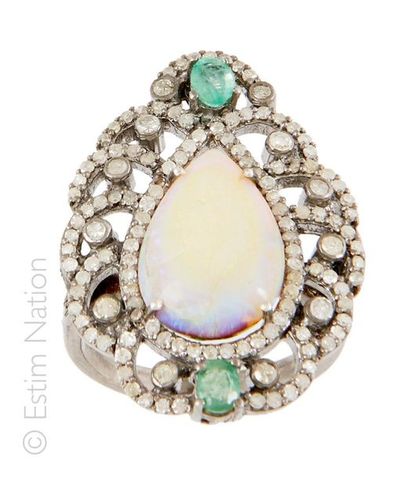 BAGUE OPALE EMERAUDES DIAMANTS 
Bague en...