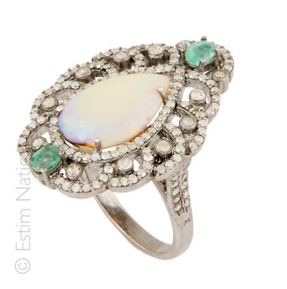 BAGUE OPALE EMERAUDES DIAMANTS 
Bague en...