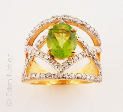 BAGUE PERIDOT DIAMANTS 
Bague en forme de...