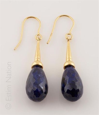 BOUCLES D'OREILLES SAPHIRS
Paire de pendants...