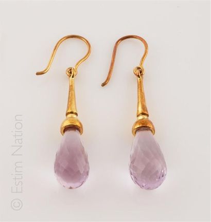BOUCLES D'OREILLES
Ensemble de deux paires...