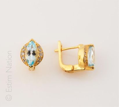 BOUCLES D'OREILLES
Ensemble de deux paires...