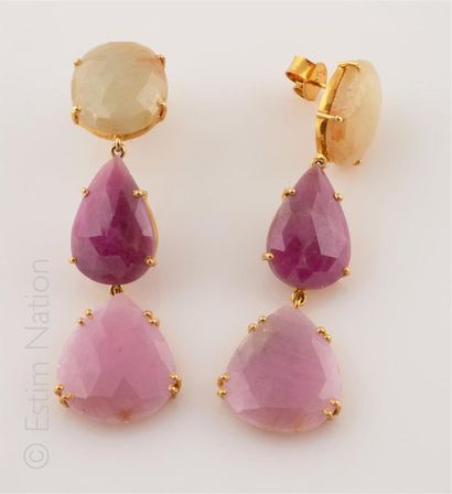 BOUCLES D'OREILLES SAPHIRS
Paire de pendants...