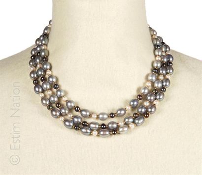 COLLIER PERLES
Collier composé de trois rangs...