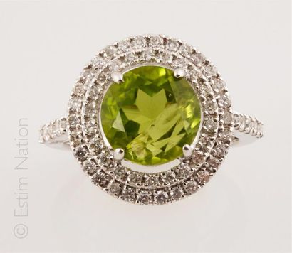 BAGUE PERIDOT DIAMANTS 
Bague en or gris...