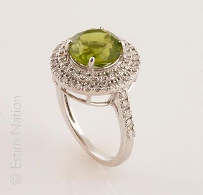 BAGUE PERIDOT DIAMANTS 
Bague en or gris...