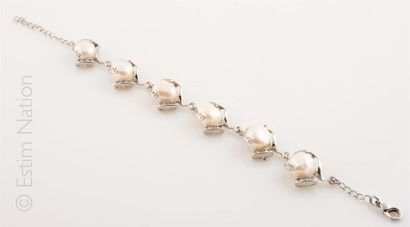 BRACELET PERLES
Bracelet en métal argenté...