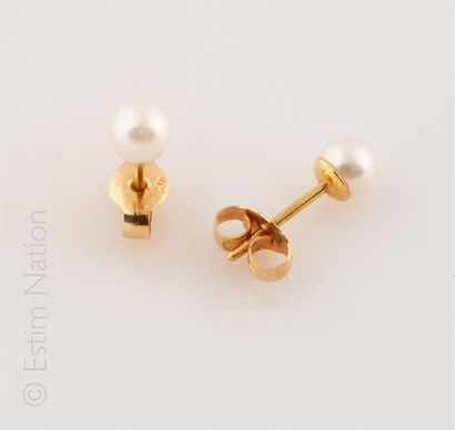 BOUCLES D'OREILLES PERLES
Paire de boutons...