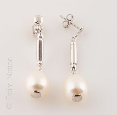 BOUCLES D'OREILLES PERLES
Paire de pendants...