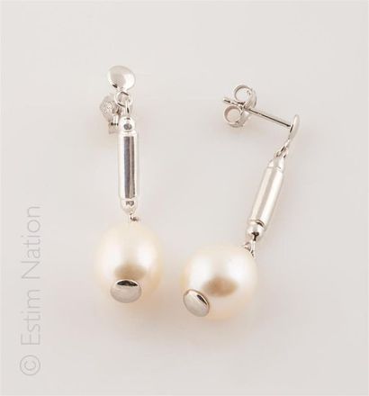 BOUCLES D'OREILLES PERLES
Paire de pendants...