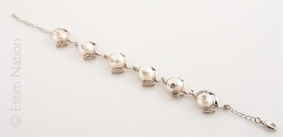 BRACELET PERLES
Bracelet en métal argenté...