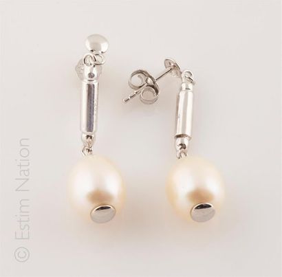 BOUCLES D'OREILLES
Paire de pendants d'oreilles...
