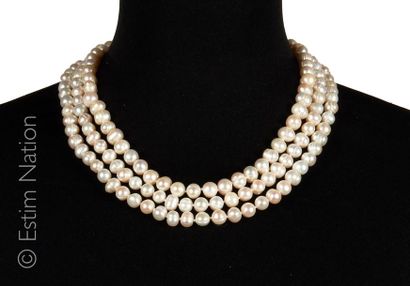 COLLIER PERLES
Collier à trois rangs de perles...