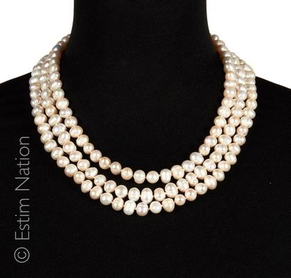 COLLIER PERLES
Collier à trois rangs de perles...