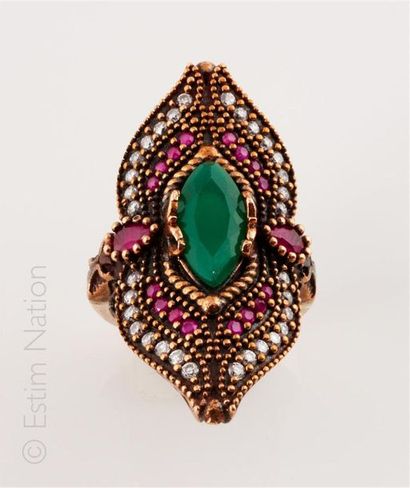 BAGUE EMERAUDES RUBIS 
Importante bague marquise...