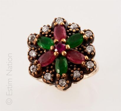 BAGUE EMERAUDES RUBIS 
Bague en argent (925/°°)...