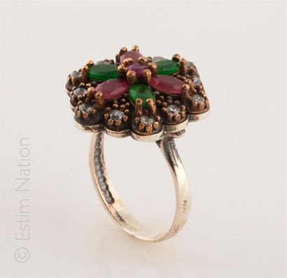 BAGUE EMERAUDES RUBIS 
Bague en argent (925/°°)...