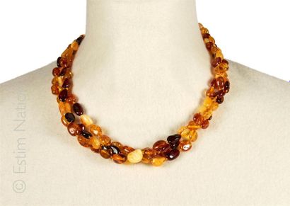 COLLIER AMBRE
Collier trois rangs torsadés...