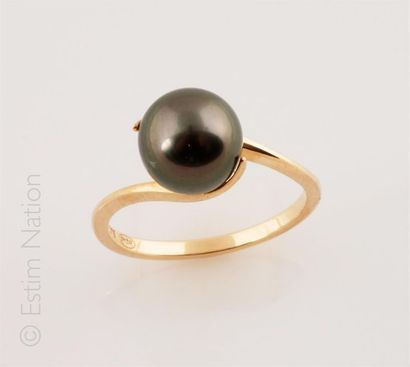 BAGUE PERLE
Bague en or jaune 9K (375/°°)...