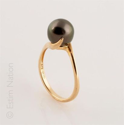BAGUE PERLE
Bague en or jaune 9K (375/°°)...