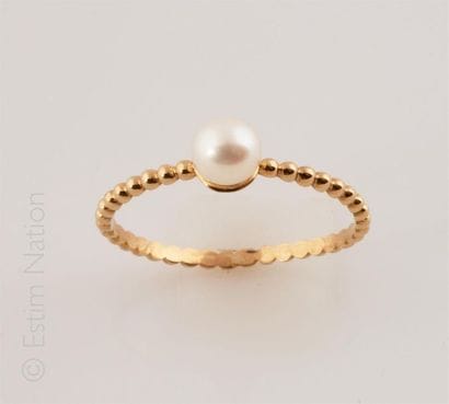 BAGUE PERLE
Bague en or jaune 9K (375/°°)...