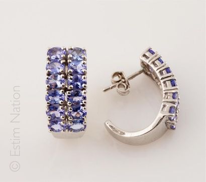 BOUCLES D'OREILLES TANZANITE 
Paire de boucles...