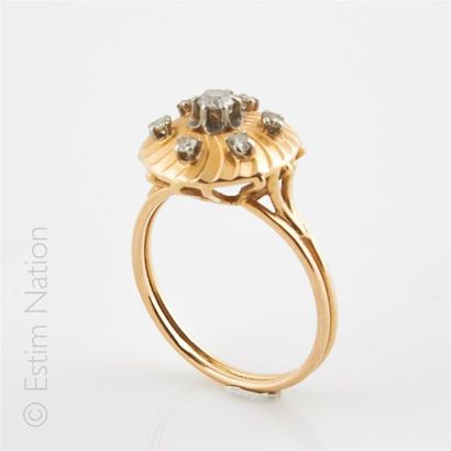 Bague en or 18K (750°/00) au plateau rond...