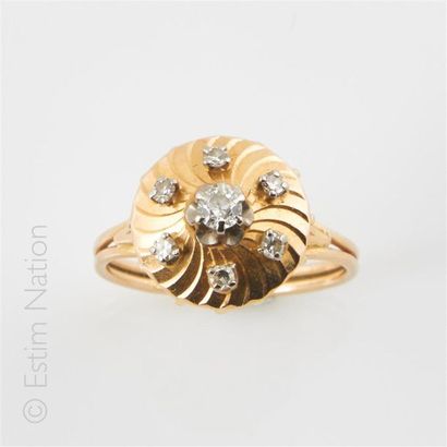 Bague en or 18K (750°/00) au plateau rond...
