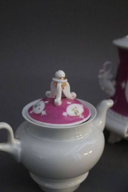 TISANIERE en porcelaine blanche et décor...