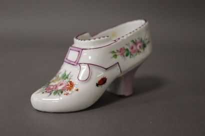 PAIRE de petites COUPELLES en porcelaine...