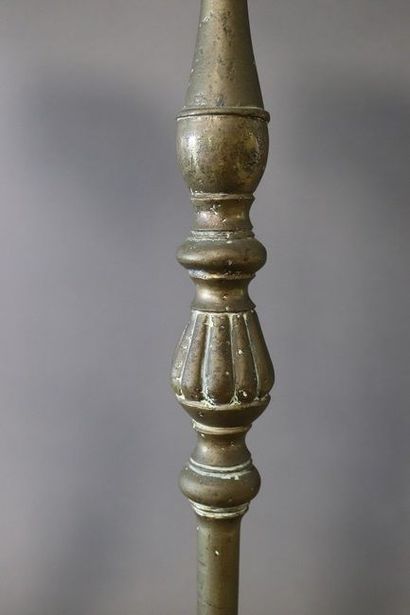 PAIRE DE PIQUE-CIERGES en bronze, fût balustre...