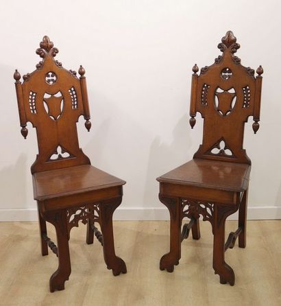 PAIRE DE CHAISES en chêne clair sculpté de...