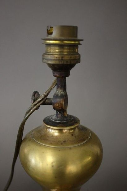 PAIRE DE FLAMBEAUX en bronze doré à fût balustre...