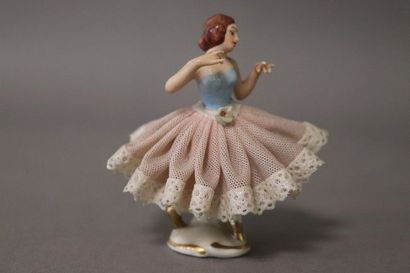 ENSEMBLE DE CINQ FIGURINES en porcelaine...
