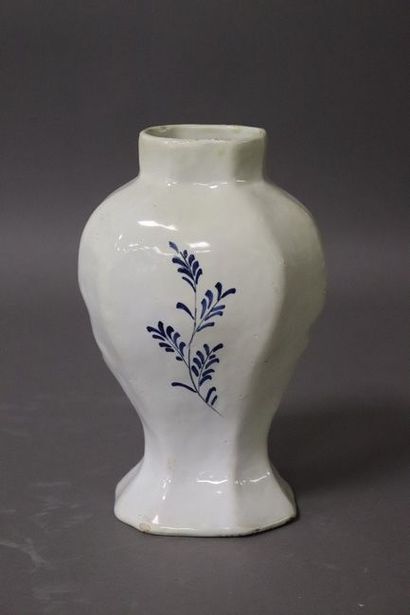 DELFT, XIXe siècle 

VASE balustre en faïence...