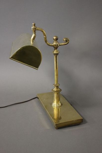 LAMPE DE BIBLIOTHEQUE en laiton doré, abat-jour...