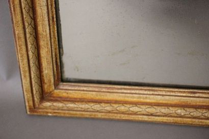 MIROIR rectangulaire en bois mouluré. 

Travail...