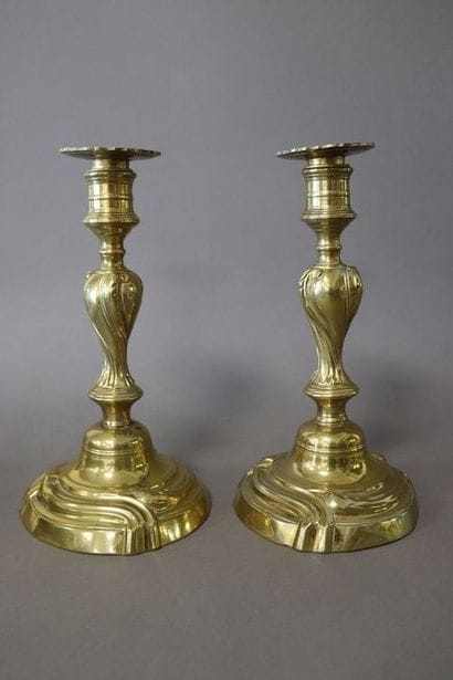 PAIRE DE FLAMBEAUX en bronze, fût torse,...