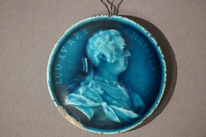 MEDAILLON en céramique émaillée bleu au profil...