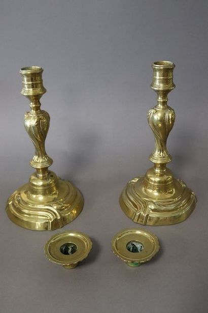 PAIRE DE FLAMBEAUX en bronze, fût torse,...