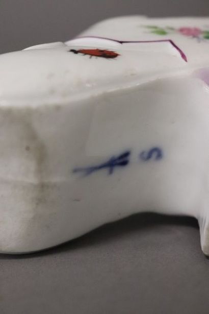PAIRE de petites COUPELLES en porcelaine...
