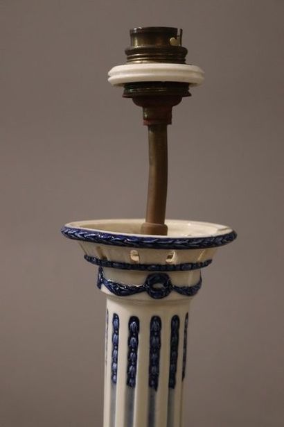 PAIRE DE BOUGEOIRS en faïence émaillée bleu...