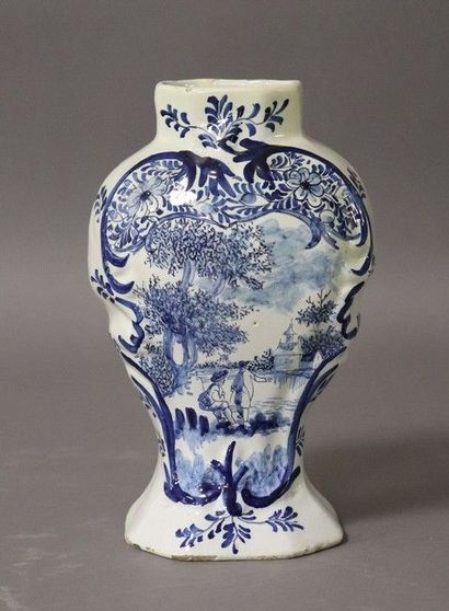 DELFT, XIXe siècle 

VASE balustre en faïence...