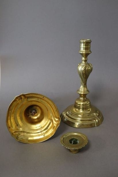 PAIRE DE FLAMBEAUX en bronze, fût torse,...