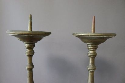 PAIRE DE PIQUE-CIERGES en bronze, fût balustre...