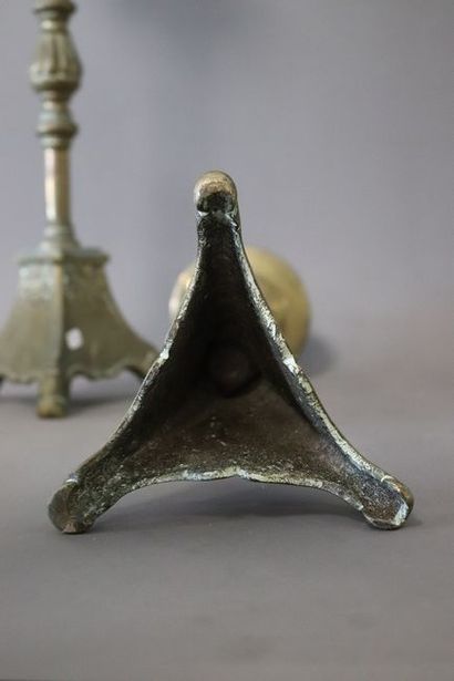 PAIRE DE PIQUE-CIERGES en bronze, fût balustre...